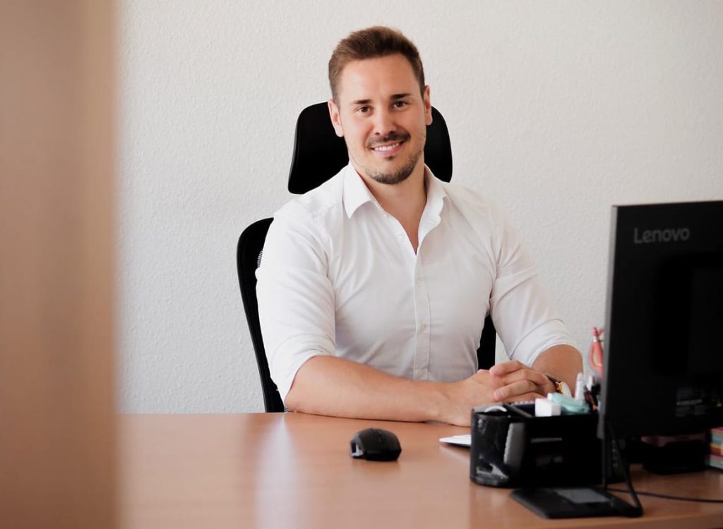 Vorsorgestars Johannes Schuster Schreibtisch Lachen