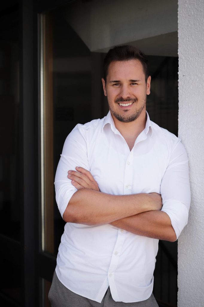 Vorsorgestars Johannes Schuster Lachen Hemnd weiss